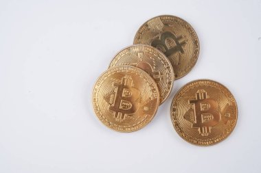 Beyaz zemin üzerinde izole edilmiş altın bitcoin yığını kopya alanı ile yakın çekim