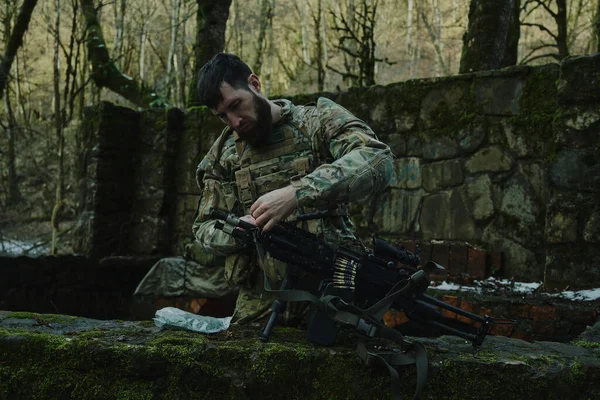 Portrét Airsoftového Hráče Profesionálním Vybavení Nabíjí Zbraň Kulkami Lese Voják — Stock fotografie