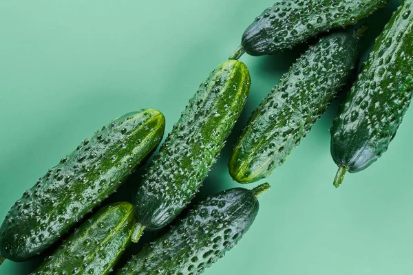 Frische Ganze Gurken Auf Grünem Hintergrund Lebensmittelmuster Garten Gurke Tapete — Stockfoto