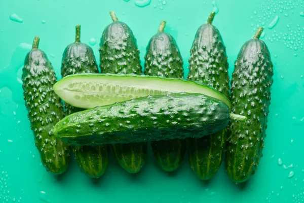 Ensemble Concombres Frais Entiers Tranchés Sur Fond Vert Avec Des — Photo