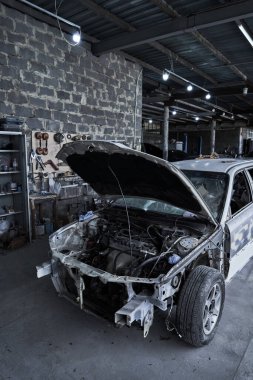 Otomotiv servisindeki bozuk bir arabanın tamiri