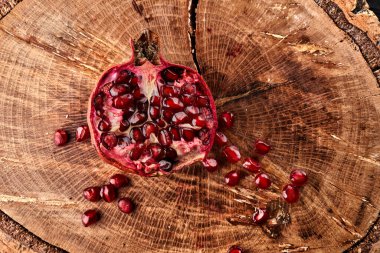 Tahtadaki kesilmiş narı kapat, taze arkaplan arkaplanı.