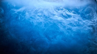 Soyut mavi okyanus arka planı, çivit mürekkebi gökyüzü, suyun altında sıvı gök mavisi boya, dumanlı duvar kağıdı.