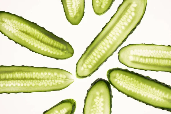 Beyaz Arka Planda Izole Edilmiş Salatalık Yeşili Dilimler Yaratıcı Salatalık — Stok fotoğraf