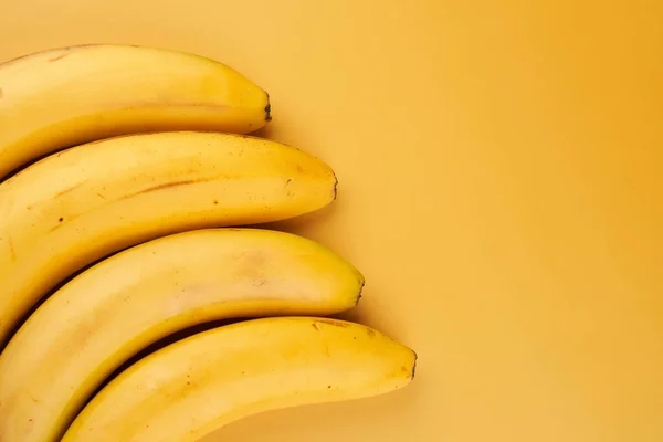 Bananas Fundo Amarelo Com Espaço Cópia — Fotografia de Stock