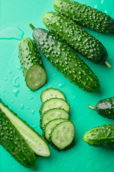 Set Frischer Ganzer Und Scheiben Geschnittener Gurken Auf Grünem Hintergrund — Stockfoto