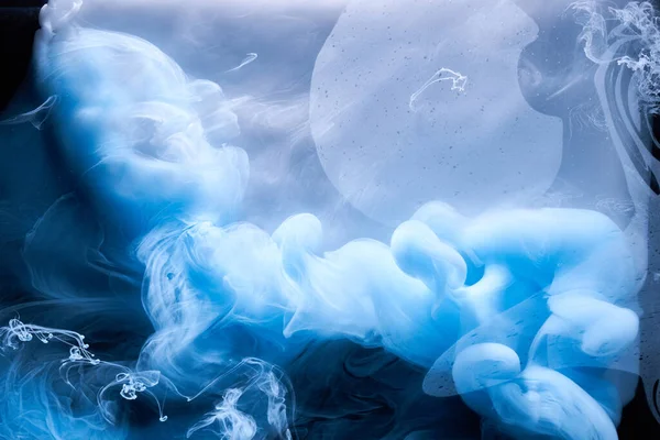 Soyut mavi okyanus arka planı, çivit mürekkebi gökyüzü, suyun altında sıvı gök mavisi boya, dumanlı duvar kağıdı.