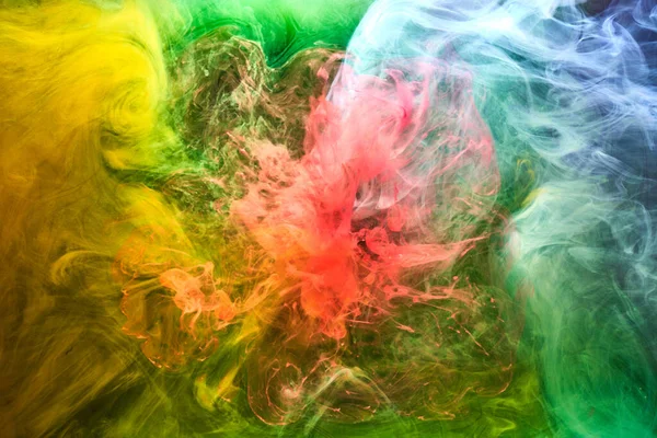 Çok renkli parlak duman soyut arkaplan rengarenk sis renkli duvar kağıdı kıvrımlı boya suyun altında