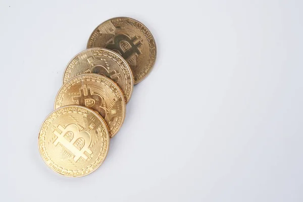 Heap Bitcoins Dourados Isolados Fundo Branco Fechar Com Espaço Cópia — Fotografia de Stock