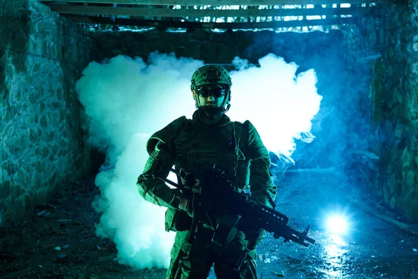 Porträtt Airsoft Spelare Professionell Utrustning Med Kulspruta Övergiven Förstörd Byggnad — Stockfoto