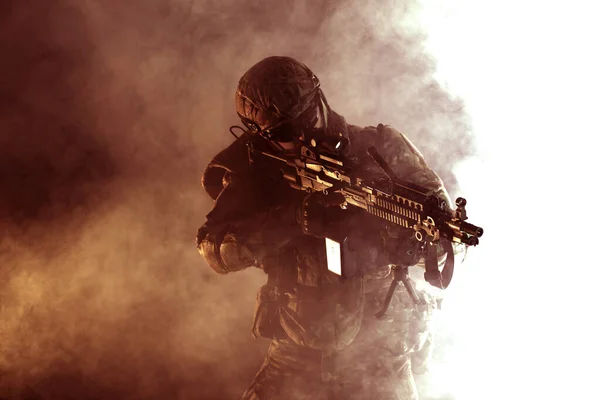 버려진 건물에 기관총을 장비를 소프트 플레이어의 전쟁중에 무기를 연기와 — 스톡 사진