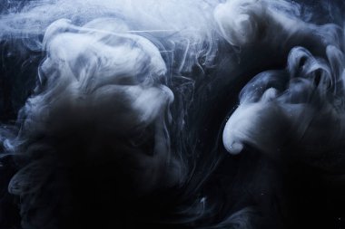 Su arka planında soyut koyu boya. Siyah üzerinde beyaz duman bulutu hareketi, akrilik mürekkep sıçraması