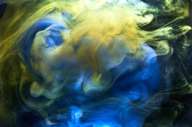 Dünya renkleri soyut arka plan, suyun altında renkli duman boyası, suda dönen mürekkep, dış gezegen mavi deniz okyanusu.