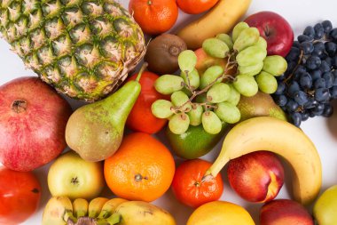 Beyaz arka planda taze renkli egzotik meyvelerin karışımı.