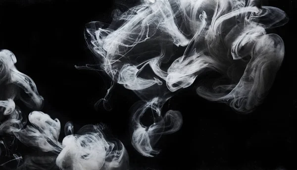 水の背景に抽象的な暗い塗料 黒いアクリルインクの渦に白い煙の雲の動きが飛び出す — ストック写真