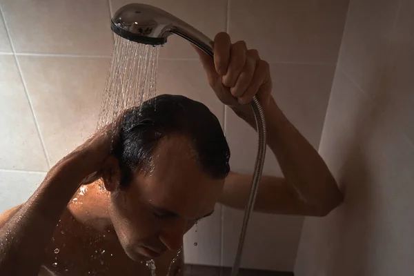 年轻英俊男子的画像用淋浴露洗头 洗头洗头洗头在家中特写 — 图库照片