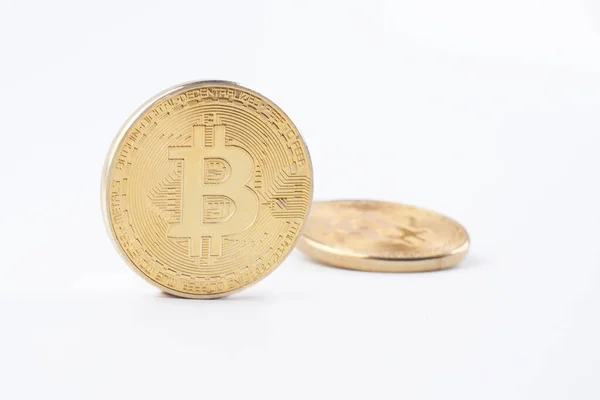 Montón Bitcoins Dorados Aislados Sobre Fondo Blanco Cerca Con Espacio — Foto de Stock