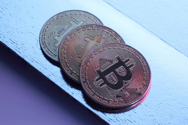 Bitcoins Dorados Aislados Sobre Fondo Azul Primer Plano Con Espacio — Foto de Stock