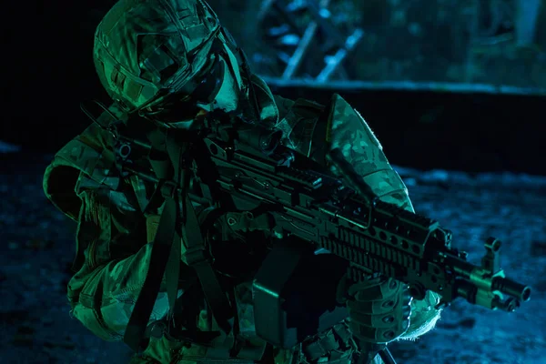 Porträtt Airsoft Spelare Professionell Utrustning Med Kulspruta Övergiven Förstörd Byggnad — Stockfoto