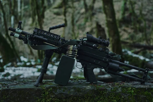 Lastat Airsoft Vapen Närbild Skogen — Stockfoto