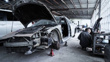 Otomotiv servisindeki bozuk bir arabanın tamiri