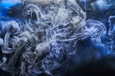 Soyut mavi okyanus arkaplanı. Sualtı dumanı, canlı deniz renkleri duvar kağıtları, suda boya dalgaları.