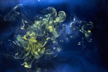 Dünya renkleri soyut arka plan, suyun altında renkli duman boyası, suda dönen mürekkep, dış gezegen mavi deniz okyanusu.