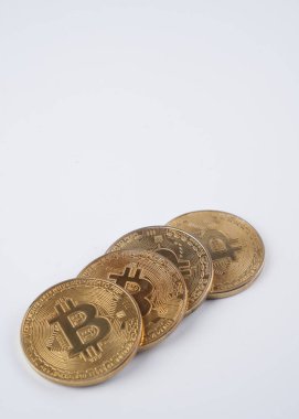 Beyaz zemin üzerinde izole edilmiş altın bitcoin yığını kopya alanı ile yakın çekim