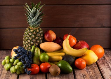 Tahta arka planda taze renkli egzotik meyvelerin karışımı.