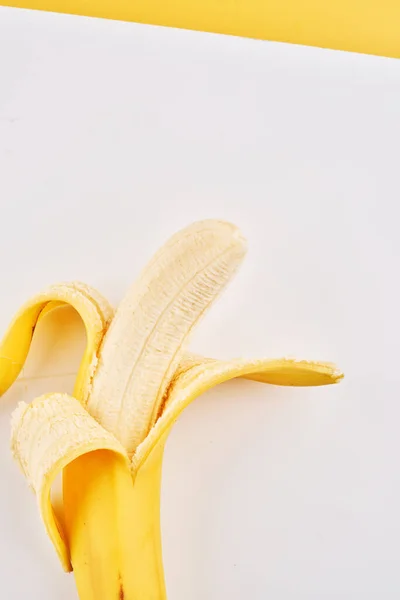 Banane Demi Pelée Sur Fond Blanc Jaune Avec Espace Copie — Photo
