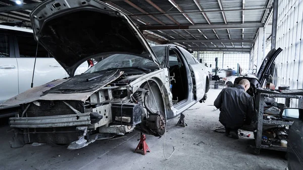 Otomotiv Servisindeki Bozuk Bir Arabanın Tamiri — Stok fotoğraf