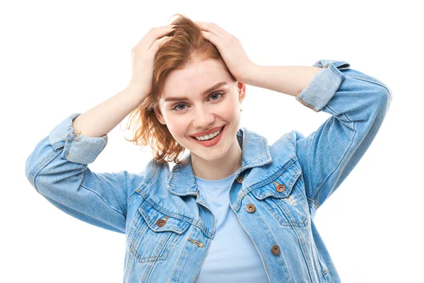 Retrato Mulher Ruiva Sobre Fundo Isolado Branco Segurando Cabeça Ele — Fotografia de Stock