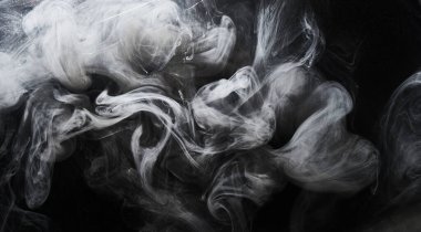 Su arka planında soyut koyu boya. Siyah üzerinde beyaz duman bulutu hareketi, akrilik mürekkep sıçraması