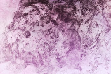 Soyut eflatun rengi arkaplan. Titrek nargile dumanı, su altı lavanta okyanusu, suda dinamik boya.