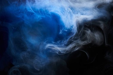 Soyut mavi okyanus arkaplanı. Sualtı dumanı, canlı deniz renkleri duvar kağıtları, suda boya dalgaları.