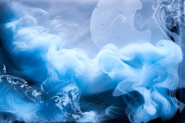 Soyut mavi okyanus arka planı, çivit mürekkebi gökyüzü, suyun altında sıvı gök mavisi boya, dumanlı duvar kağıdı.