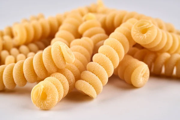 Spiraal Noedels Close Witte Achtergrond Pasta Macaroni — Stockfoto