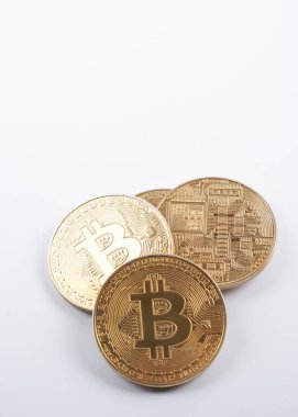 Beyaz zemin üzerinde izole edilmiş altın bitcoin yığını kopya alanı ile yakın çekim