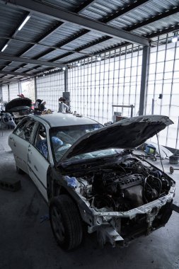 Otomotiv servisindeki bozuk bir arabanın tamiri