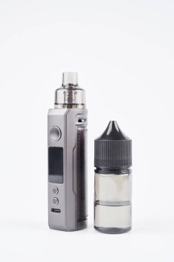 Beyaz arkaplanda izole edilmiş, elektronik sigara, alternatif sigara konsepti
