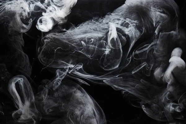 水の背景に抽象的な暗い塗料 黒いアクリルインクの渦に白い煙の雲の動きが飛び出す — ストック写真