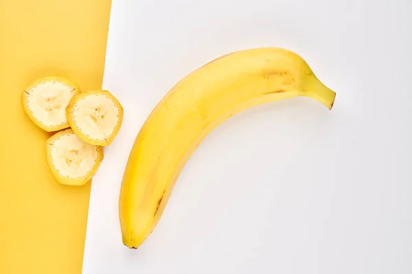 Banane Fond Créatif Fond Jaune Blanc Avec Des Bananes Entières — Photo