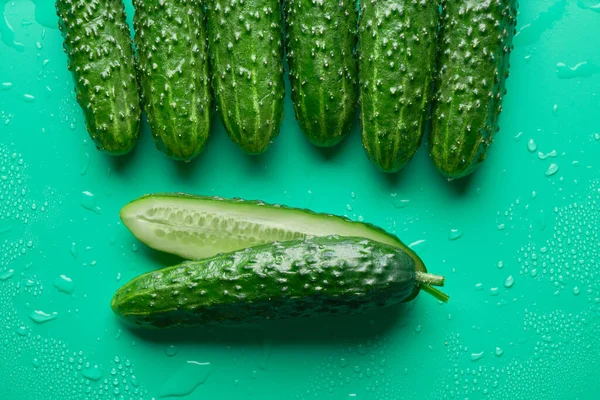 Set Frischer Ganzer Und Scheiben Geschnittener Gurken Auf Grünem Hintergrund — Stockfoto