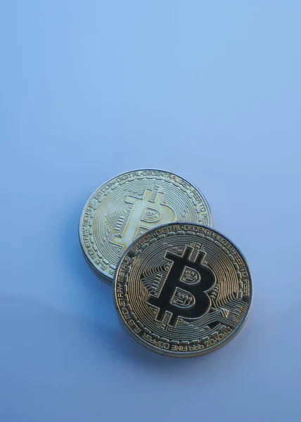 Dos Bitcoins Dorados Aislados Sobre Fondo Azul Primer Plano Con — Foto de Stock