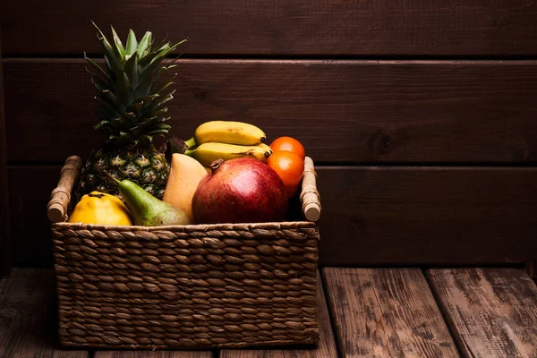 Mezcla Jugosas Frutas Tropicales Exóticas Coloridas Frescas Canasta Sobre Fondo — Foto de Stock