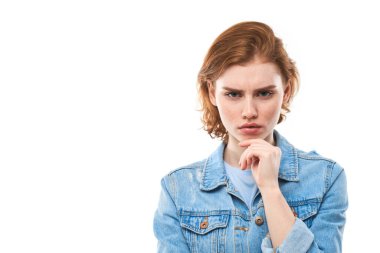 Kızıl saçlı, rüya gibi güzel bir bayanın portresi, gençlik. Mavi kotlu kızıl saçlı kadın hoşnutsuz düşünceler, seçimler, kararlar, ikilemler, soyutlanmış beyaz arka plan. Kız öğrenci mutsuz.