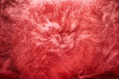 Soyut kızıl okyanus arka planı, suda yakut boyalar, parlak dumanlı kırmızı duvar kağıdı.