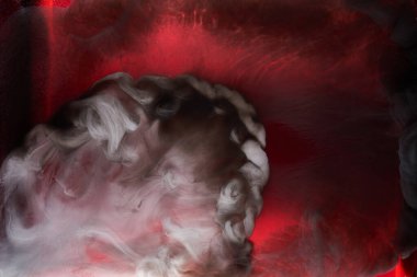 Kırmızı siyah pigment dönen mürekkep soyut arkaplan, suyun altında sıvı duman boyası