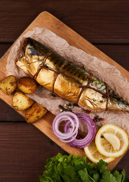 Composição Peixe Cavala Defumado Com Enfeite Batatas Limão Verdes Cebolas — Fotografia de Stock