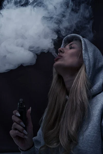 Retrato Hermosa Chica Rubia Sudadera Con Capucha Gris Fuma Vapor — Foto de Stock